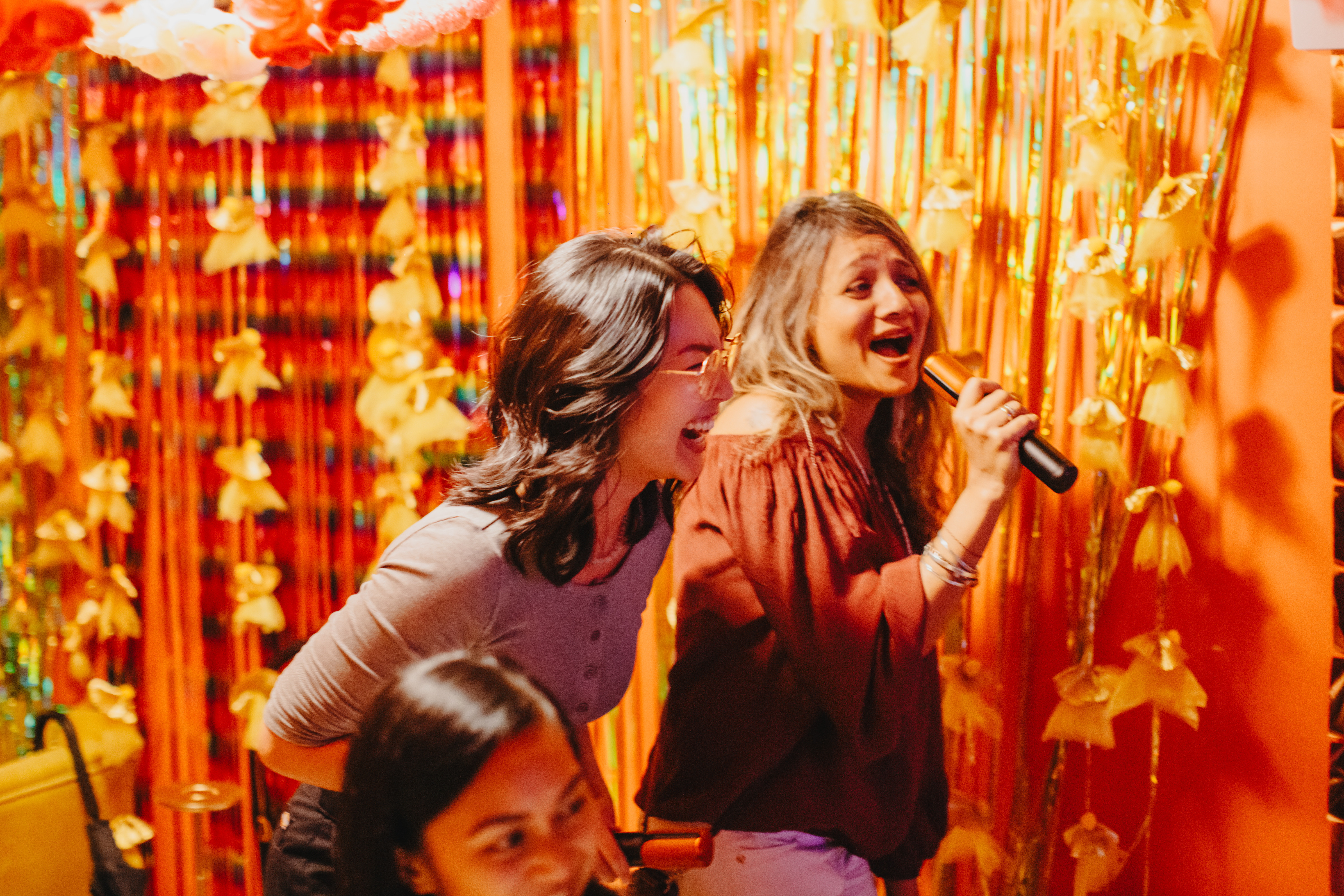 Two people singing at a dance class at classbento